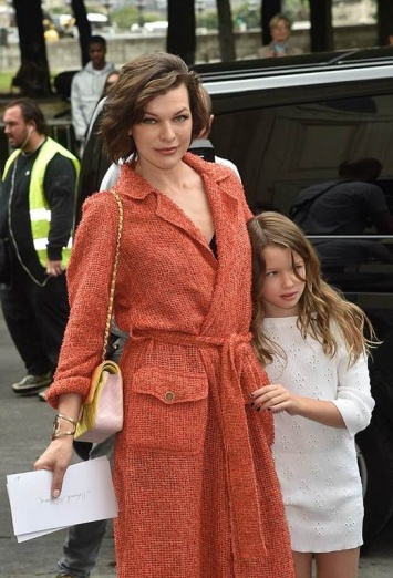 Звездные мамочки: Мила Йовович посетила с дочерью модный показ Шанель