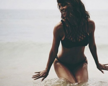 49-летняя Холли Берри показала идеальную фигуру в купальнике