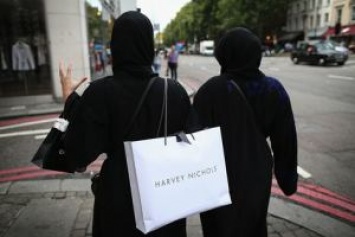 ОАЭ: Жителей Эмиратов попросили не носить национальную одежду в время путешествия