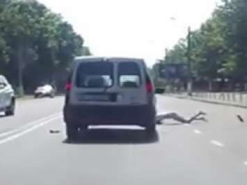 ВИДЕО ДТП в Одессе: девушка попала под колеса авто на пешеходном переходе