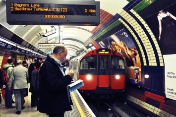 В Лондоне около тысячи пассажиров метро были эвакуированы из остановившегося поезда