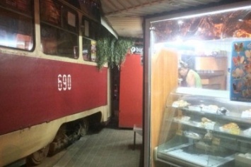 Трамвайный дрифт на Салтовке: вагон чуть не снес киоск "Кулиники"