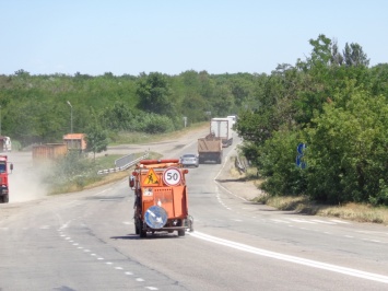 На трассах Николаевской области начали наносить дорожную разметку