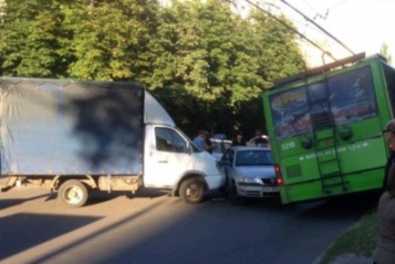Тройное ДТП: на Салтовке столкнулись троллейбус и автомобили
