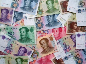 ЦБ ослабил курс юаня к доллару на 0,4%