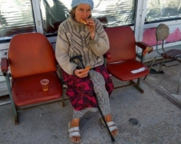 Не обнял на прощание: переселенец бросил на волонтеров больную мать (ФОТО)