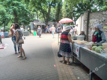 На одесских Черемушках молочкой торгуют под палящим солнцем (фото)