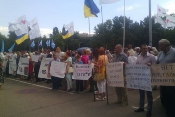 Нет повышению тарифов: Возле Одесской ОГА бастуют патриоты, сепаратисты и профсоюзы (ФОТО)