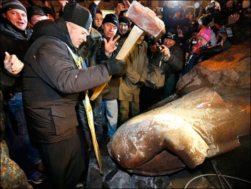 Украинские искусствоведы осудили варварский снос памятника чекистам в Киеве