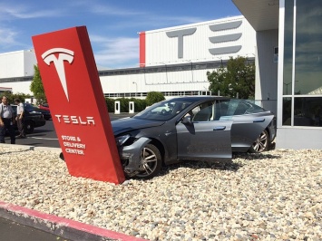 Автопилот Tesla спровоцировал очередную аварию