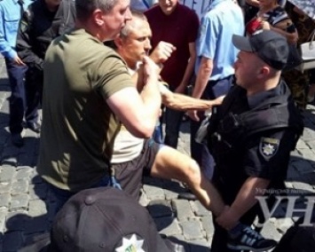 Протестующие сцепились с нацгвардейцами под Кабмином (ФОТО)
