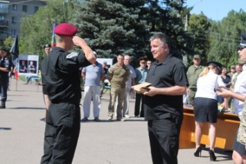 Аваков и Турчинов в Славянске наградили бойцов, посетили выставку и пообщались с жителями