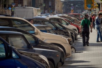Власти Симферополя хотят бороться со стихийной торговлей парковками