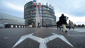 Двое националистов в Европарламенте хотят заблокировать безвиз для Украины
