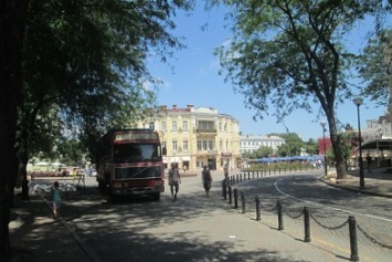 В центре Одессы на Греческой площади «бесчинствует» фура (ФОТО)