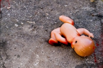 В Киеве женщина родила мертвого ребенка в уборной