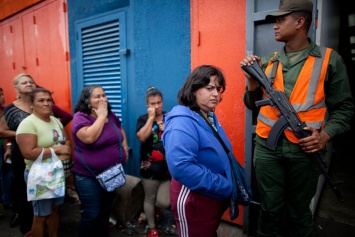 Почти полтысячи женщин из Венесуэлы прорвались в Колумбию за продуктами