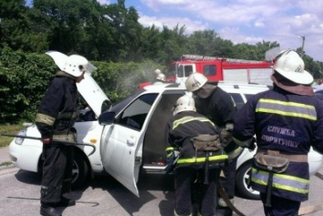 Благодаря оперативным действиям патрульных и спасателей удалось избежать возгорания авто. ФОТО