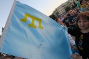 В Краматорске Джамала впервые подписала крымскотатарский флаг (ВИДЕО)