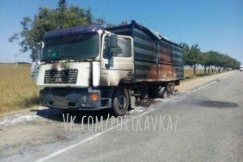 По дороге на Керченскую переправу загорелся грузовик (ФОТО)