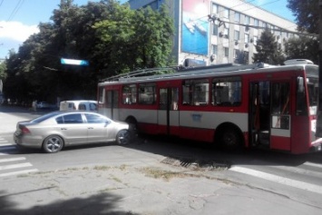В центре Николаева Volkswagen "не поделил" дорогу с троллейбусом