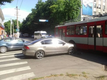 В центре Николаева Volkswagen с киевскими номерами врезался в троллейбус