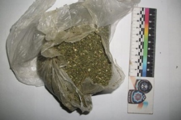 В Сумах пытались передать осужденному тушенку с наркотиками, дрожжами и мобильником (ФОТО)