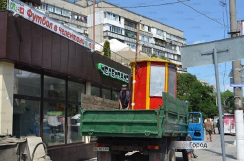 В Николаеве через несколько часов после демонтажа на том же месте появилась новая «позвонишка»