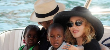 Благотворительность по-африкански: визит Мадонны в Кению