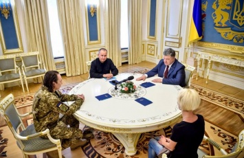 Освобожденный из плена боевиков украинец встретился с Порошенко (фото)