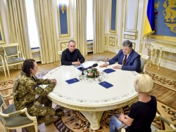 П.Порошенко встретился с полковником И.Безъязыковым, которого освободили из плена боевиков