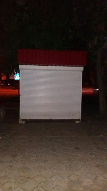 Ночью неизвестные установили «будку» на 8 Марта - жители вызвали полицию