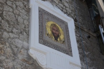 Мозаичное панно с ликом Христа украсило одно из старинных зданий в Ялте