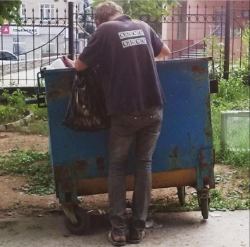В сети высмеяли мужчину, роющегося в мусорке в футболке с надписью "ОБСЕ"