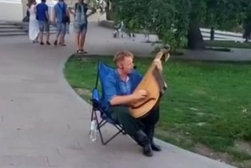 В Одессе уличный музыкант виртуозно играет на бандуре (ВИДЕО)
