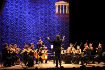 На сцене ялтинского театра выступил легендарный Государственный академический оркестр России под управлением Алексея Уткина