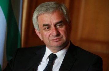 Президент Абхазии готов по требованию народа уйти в отставку