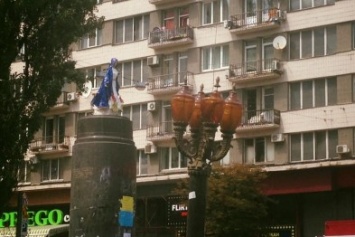 На месте снесенного Ленина в Киеве поставили Белоснежку (ФОТО)