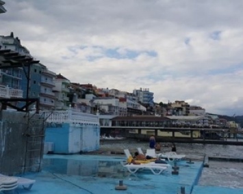 Хаос в Крыму: море превратили в нечистоты, отели в призраки (ФОТО)