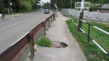 Жители Раковки годами травмируются на тротуаре, где их поджидает коварная западня (ФОТО)
