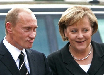 Меркель призвала Кремль к прозрачному диалогу накануне саммита НАТО
