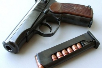 В Луганске отец и сын "разбирали" пистолет - оба в больницы с ранами живота и пальца