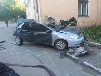 ДТП на Львовщине: авто врезалось в двери женской консультации и задавило насмерть беременную девушку