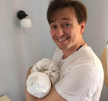 Сергей Безруков опубликовал фото новорожденной дочери