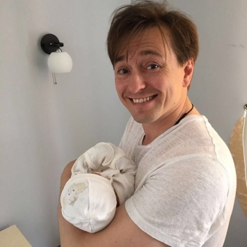 Сергей Безруков опубликовал фото новорожденной дочери Маши