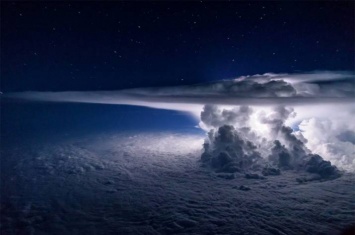 Молния над Тихим океаном похожа на ядерный взрыв (фото)