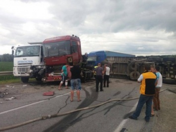 Во Львовской области столкнулись три грузовика, есть пострадавшие