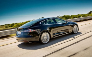 Tesla обновляет свою программу-автопилот, но есть один нюанс