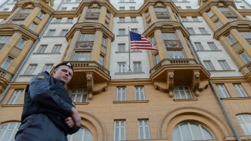 Российский телеканал показал драку дипломата и полицейского у посольства США