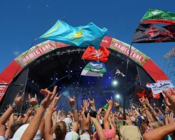 Тысячи любителей русского рока съезжаются в Большое Завидово на фестиваль "Нашествие"